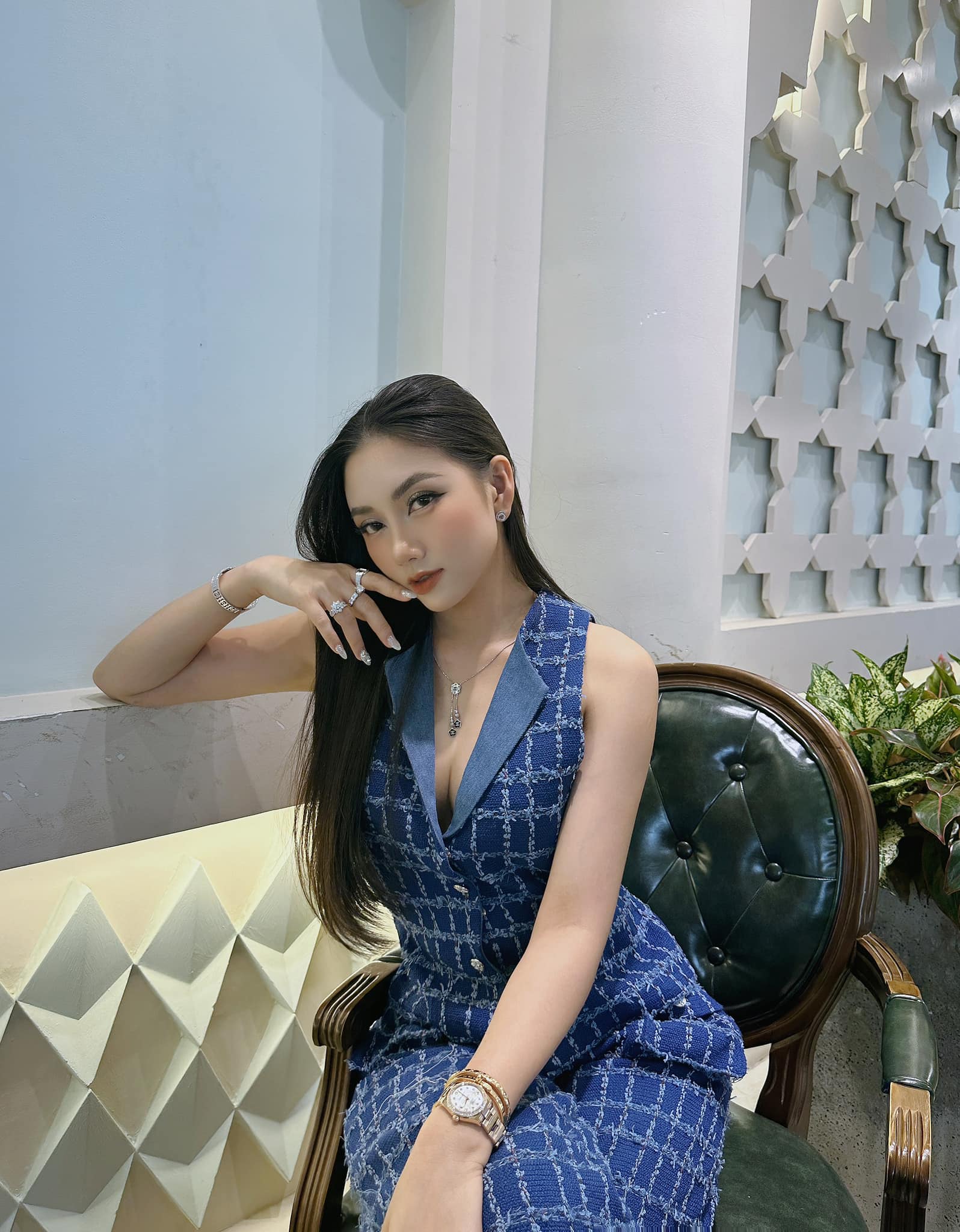 Hoa khôi Cần Thơ rời xa hào quang showbiz về lấy chồng, giờ là bà chủ tiệm vàng đình đám, nhan sắc và độ giàu có khỏi phải nói!- Ảnh 2.