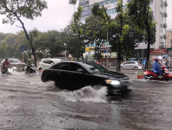 Ngay lúc này tại Hà Nội: Mưa lớn sấm chớp giật đùng đùng, người dân vừa đi đường vừa lo lắng- Ảnh 6.