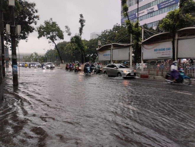 Ngay lúc này tại Hà Nội: Mưa lớn sấm chớp giật đùng đùng, người dân vừa đi đường vừa lo lắng- Ảnh 3.