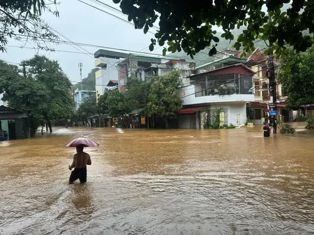 Mưa lũ bất ngờ, Hà Giang chìm trong biển nước, nhiều du khách phải bỏ lại xe máy- Ảnh 4.