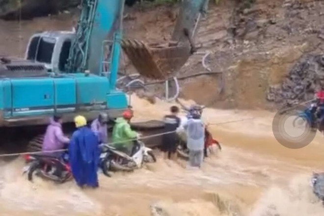 Mưa lũ bất ngờ, Hà Giang chìm trong biển nước, nhiều du khách phải bỏ lại xe máy- Ảnh 9.