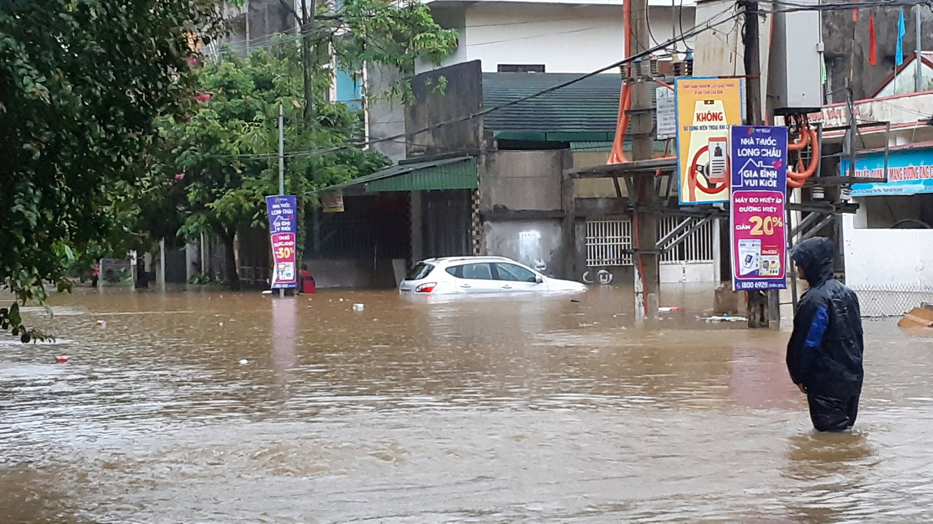 Mưa lũ bất ngờ, Hà Giang chìm trong biển nước, nhiều du khách phải bỏ lại xe máy- Ảnh 6.