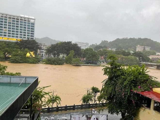 Mưa lũ bất ngờ, Hà Giang chìm trong biển nước, nhiều du khách phải bỏ lại xe máy- Ảnh 3.