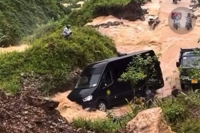 Mưa lũ bất ngờ, Hà Giang chìm trong biển nước, nhiều du khách phải bỏ lại xe máy- Ảnh 11.