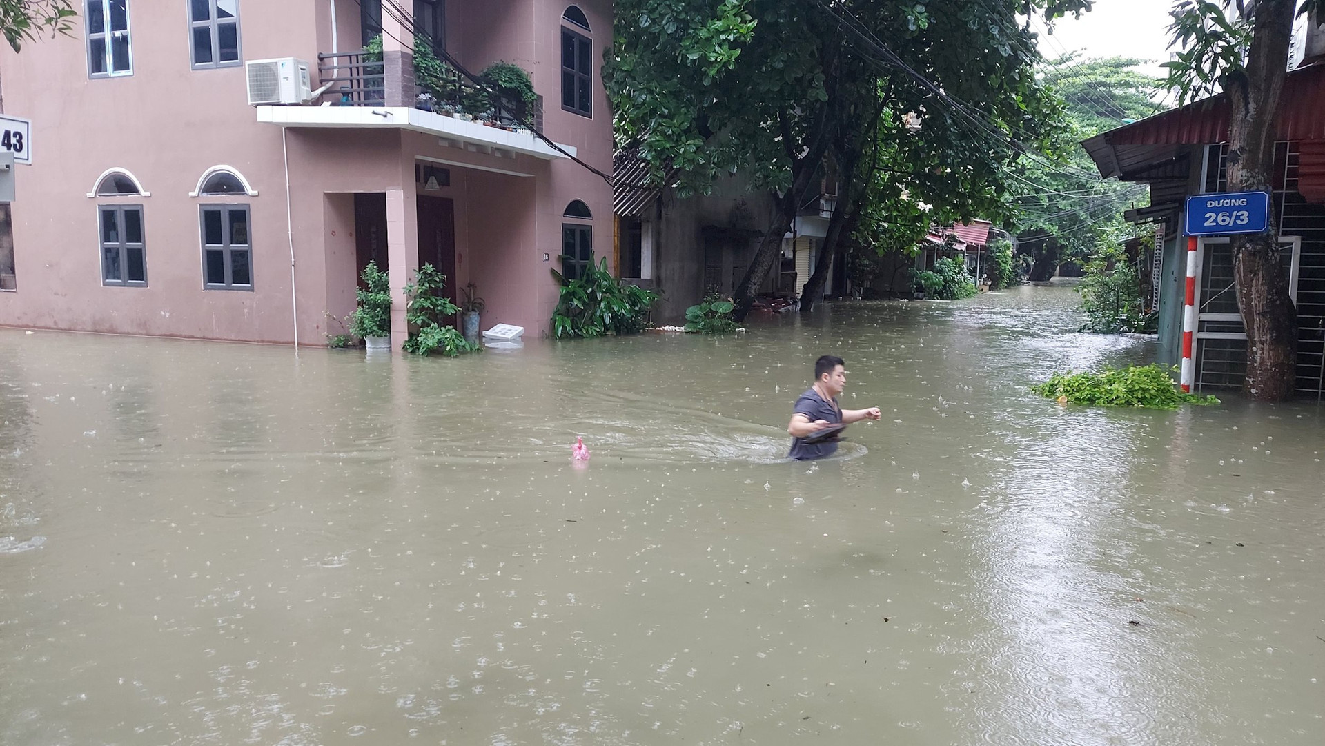 Mưa lũ bất ngờ, Hà Giang chìm trong biển nước, nhiều du khách phải bỏ lại xe máy- Ảnh 7.