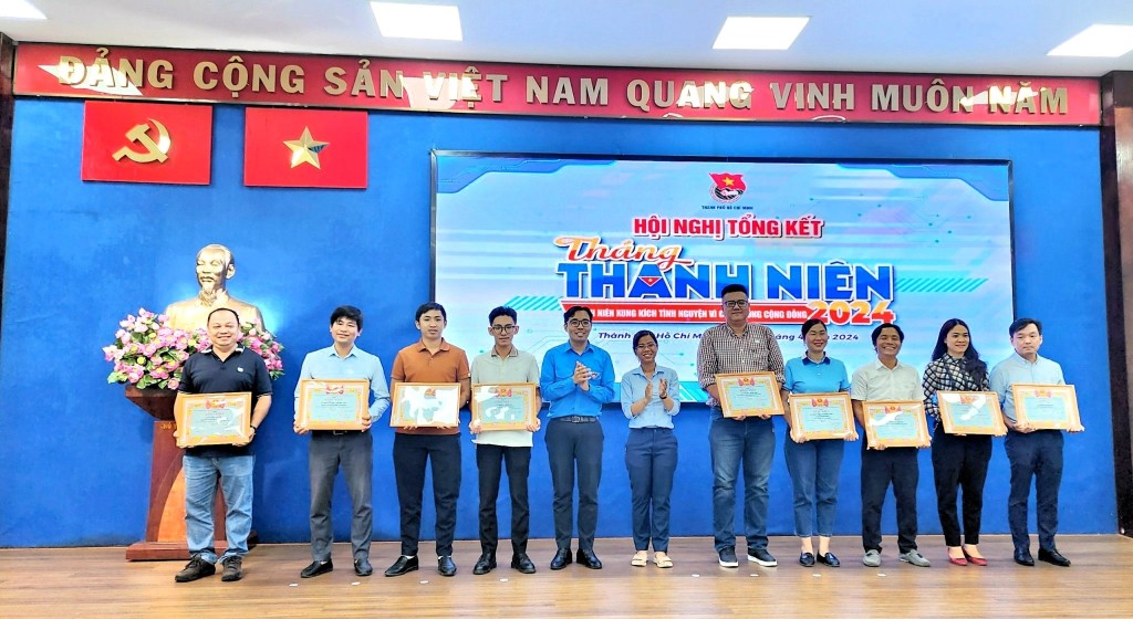 Phóng viên Bảo Anh (áo trắng, thứ 4 từ trái qua) nhận Bằng khen của Thành đoàn TP Hồ Chí Minh