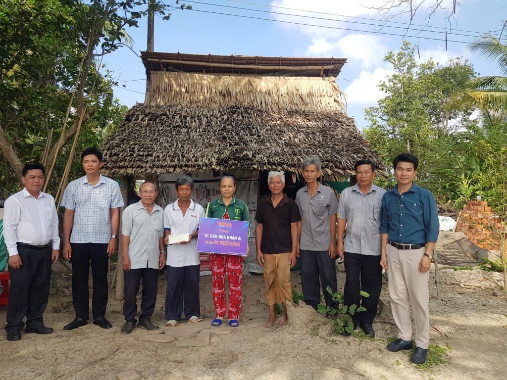 Nhà báo Nguyên Pháp - Phụ trách VPĐD báo Tuổi trẻ Thủ đô tại TP Hồ Chí Minh (bìa phải) và đồng chí Nguyễn Hoàng Vũ - Phó Chủ tịch UBND huyện Hồng Dân (bìa trái) trao kinh phí xây nhà nhân ái