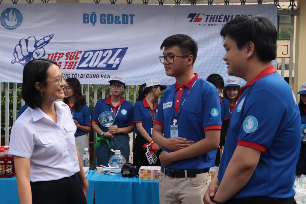 Phó Bí thư Thành đoàn TP HCM Trần Thu Hà hỏi thăm các chiến sĩ tại THPT Hùng Vương