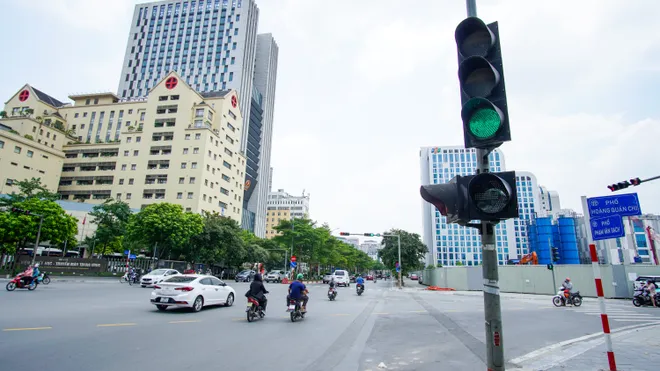 Cận cảnh nút giao thông thí điểm lắp đặt camera trên đường Phạm Văn Bạch (Hà Nội)- Ảnh 7.