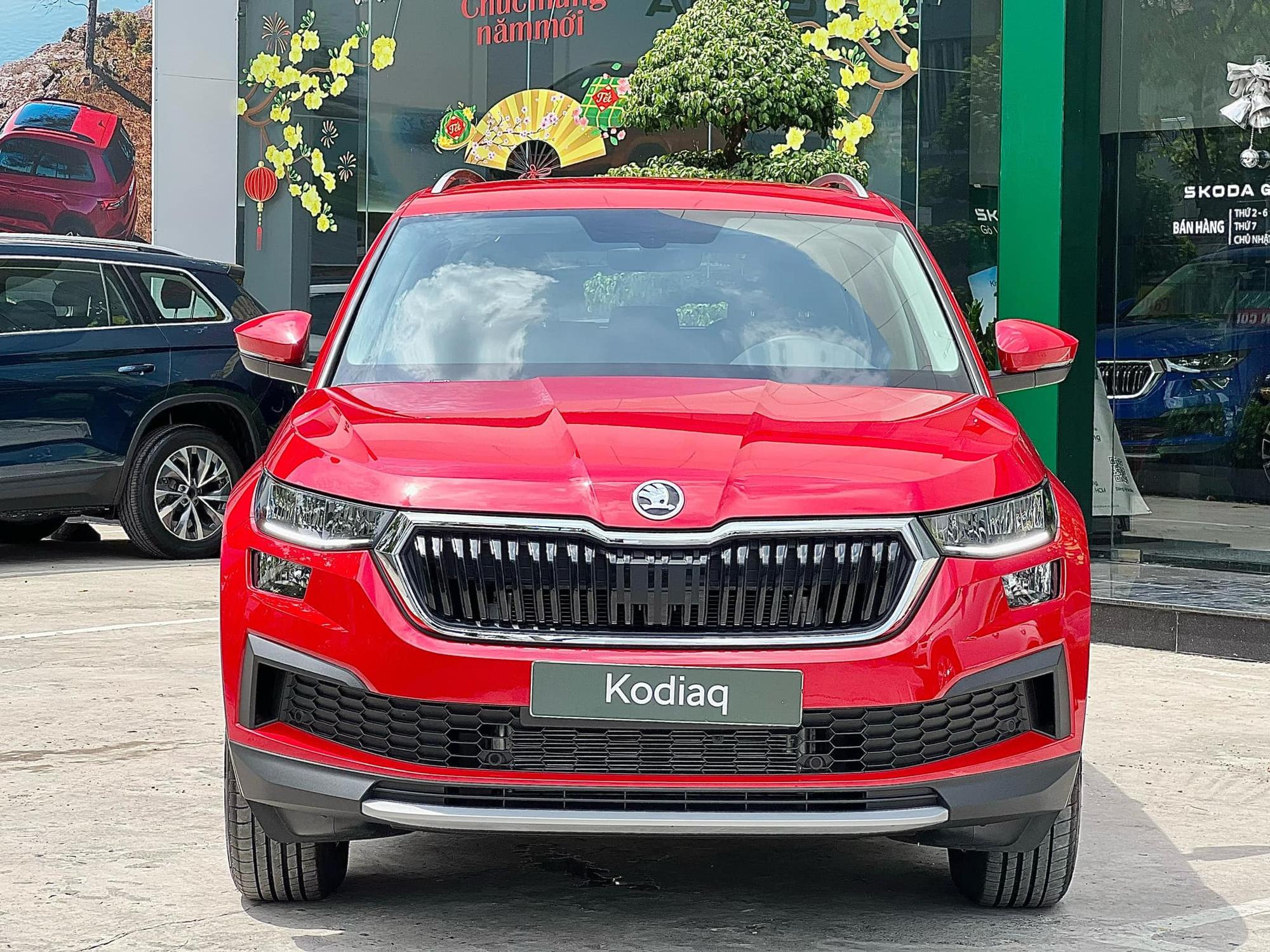 Skoda Kodiaq giảm hơn 200 triệu phí lăn bánh tại đại lý: Bản ‘base’ chưa đến 1,05 tỷ, nhiều ‘đồ chơi’ tặng kèm, cạnh tranh Santa Fe- Ảnh 1.