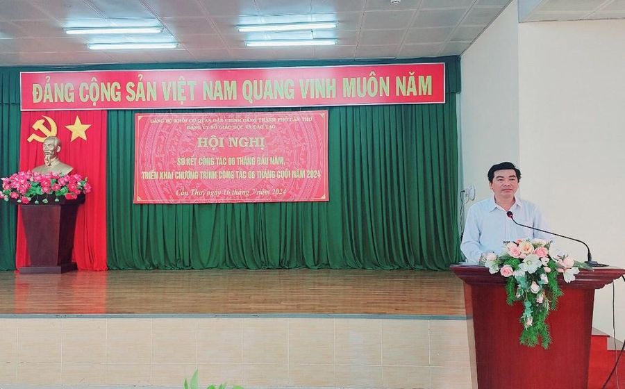 Ông Trần Thanh Bình, Bí thư Đảng ủy, Giám đốc Sở GD&ĐT phát biểu tại hội nghị.