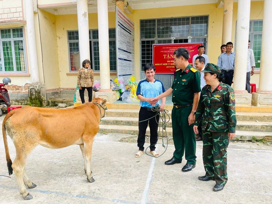 Hội phụ nữ Phòng tham mưu Bộ chỉ huy Quân sự tỉnh Kon Tum thăm, tặng quà cho gia đình chính sách.