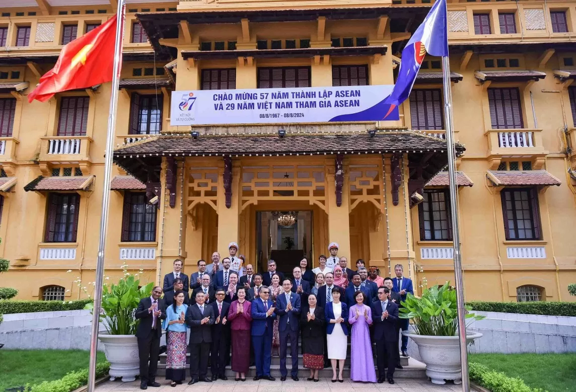 Tung bay lá cờ ASEAN nhân Kỷ niệm 57 năm Ngày thành lập