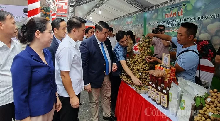 Các đại biểu đi thăm quan gian hàng