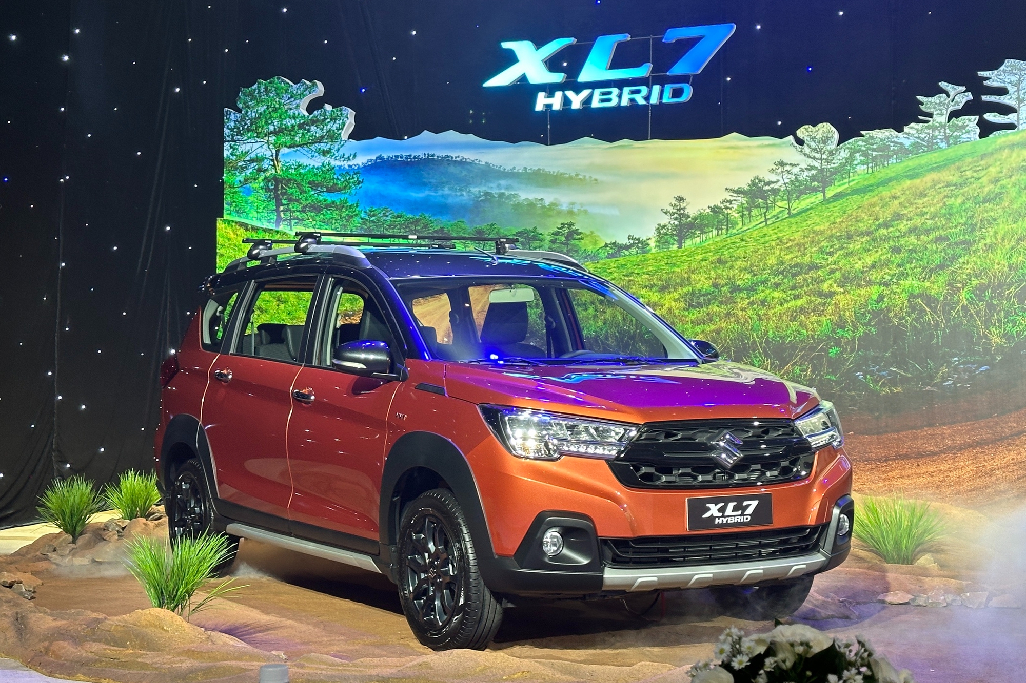 Suzuki XL7 hybrid ra mắt Việt Nam: Giá gần 600 triệu, có ga tự động, CarPlay không dây và nhiều điểm mới đấu Xpander Cross, Stargazer X- Ảnh 1.