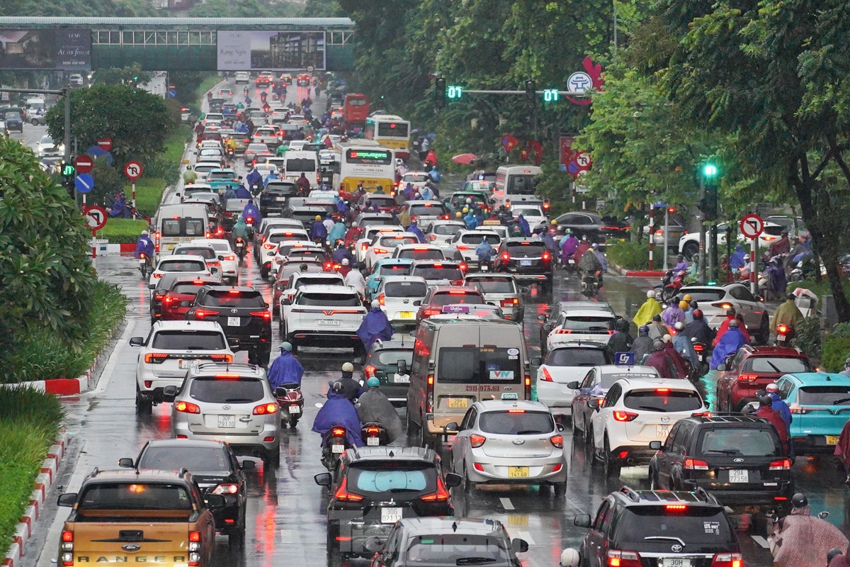 Hà Nội mưa từ đêm đến sáng, xe ùn tắc mọi ngả đường, người dân chật vật tìm đường tới công sở- Ảnh 3.