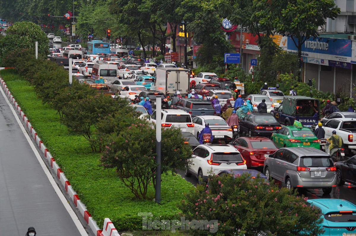 Hà Nội mưa từ đêm đến sáng, xe ùn tắc mọi ngả đường, người dân chật vật tìm đường tới công sở- Ảnh 8.