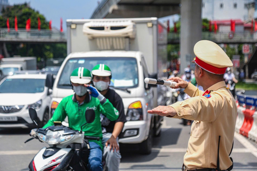 CSGT Thủ đô làm nhiệm vụ trên tuyến phố.