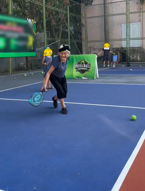 Xuất hiện cụ bà U100 ở Hà Tĩnh lăn xả trên sân chơi pickleball: Hé lộ lịch sinh hoạt