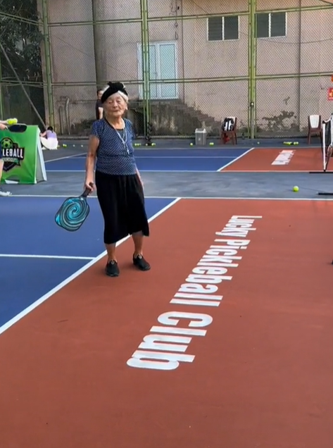 Xuất hiện cụ bà U100 ở Hà Tĩnh lăn xả trên sân chơi pickleball: Hé lộ lịch sinh hoạt