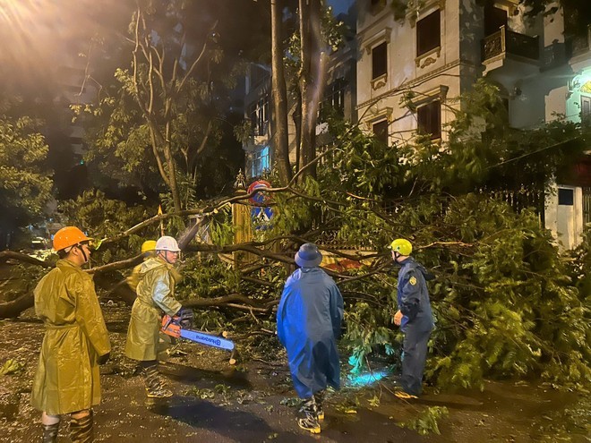 Lực lượng Công an Thủ đô xuyên đêm khắc phục hậu quả cơn bão số 3