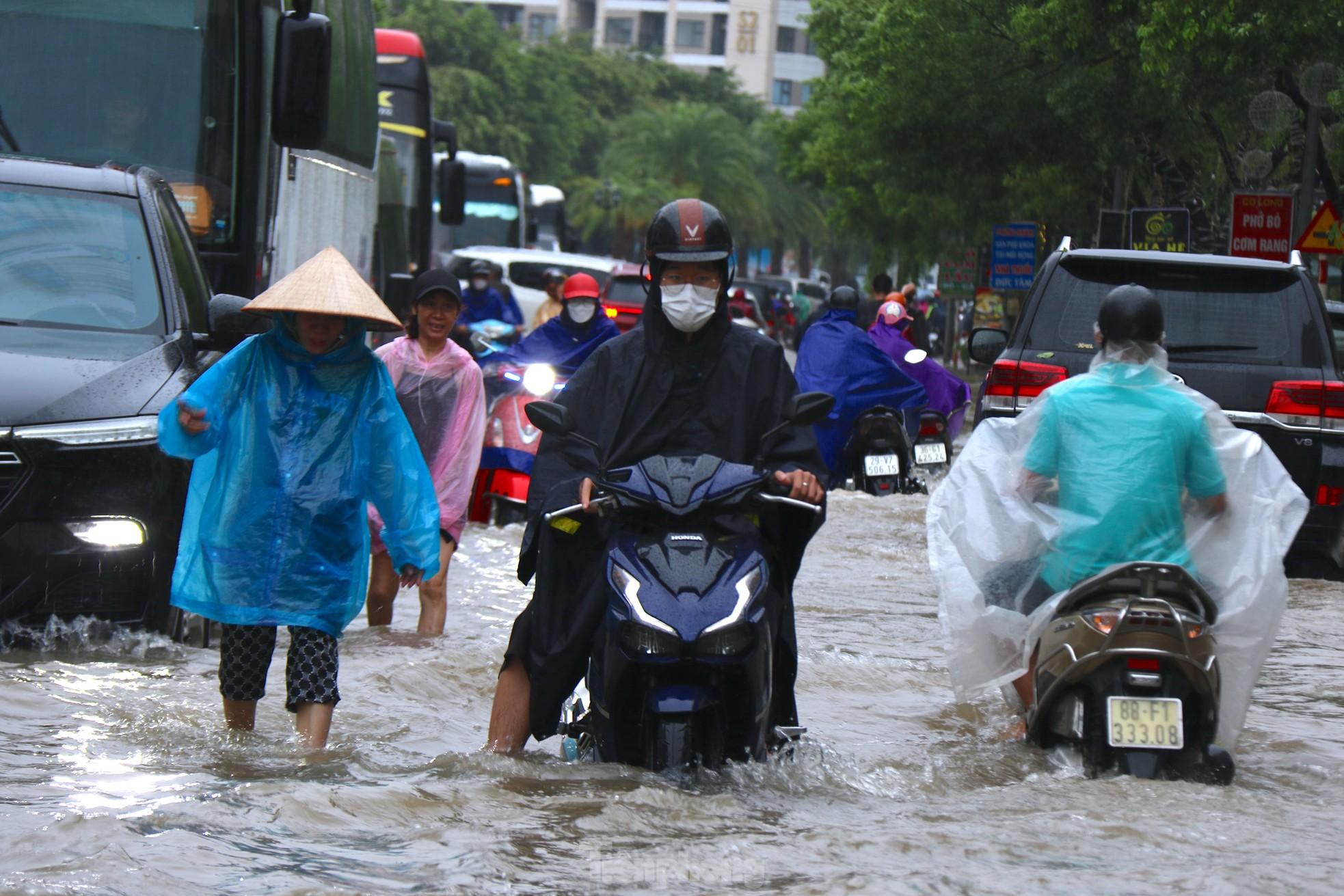 Đại lộ Thăng Long ngập sâu, nhiều tuyến đường vào nội đô ùn tắc- Ảnh 8.