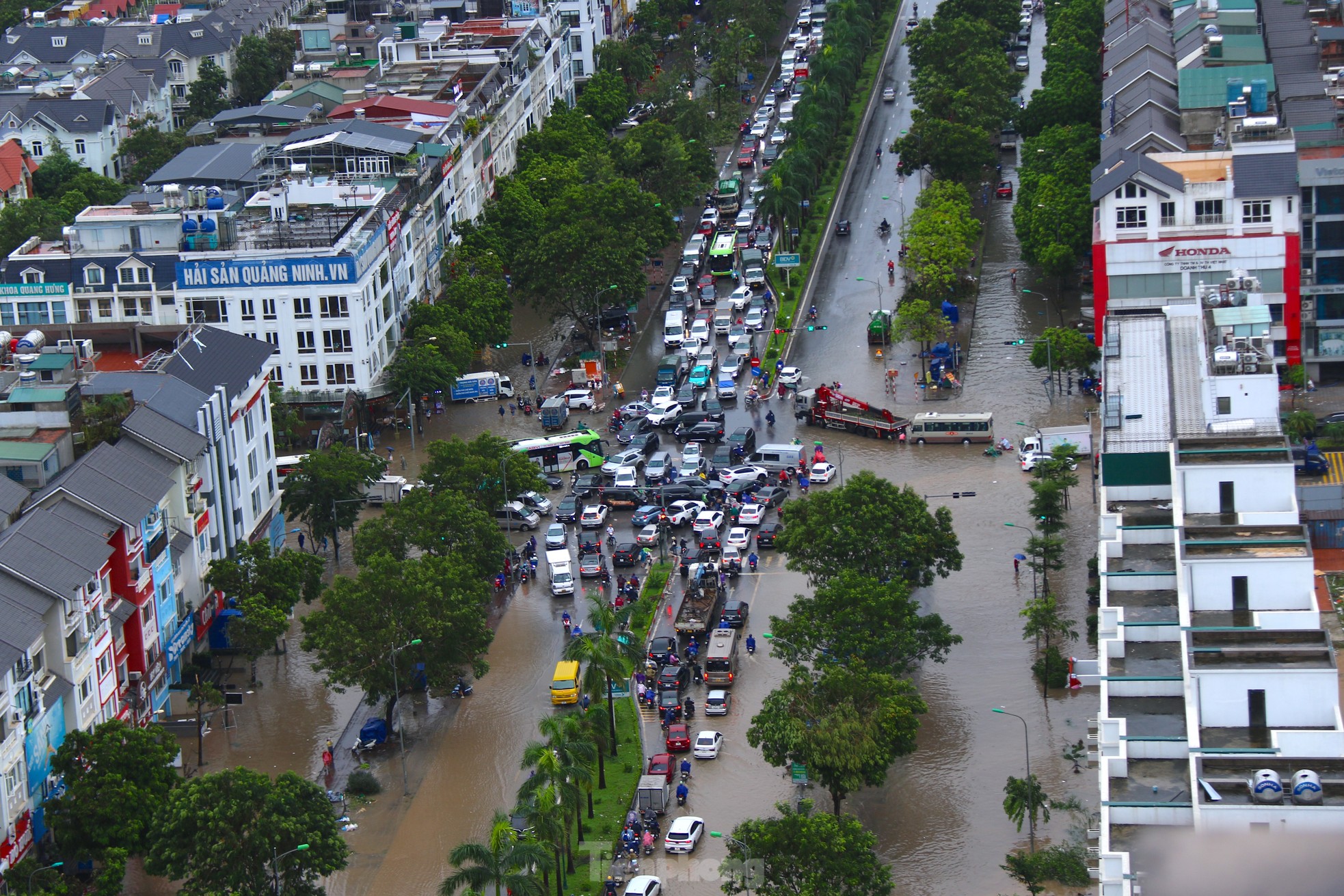 Đại lộ Thăng Long ngập sâu, nhiều tuyến đường vào nội đô ùn tắc- Ảnh 1.