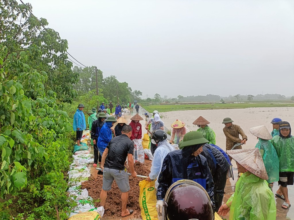 UBND xã Ngọc Liệp huy động hơn 500 người dân thôn Liệp Mai ra đắp đê, tôn cao bờ bao chống nước lũ tràn vào khu dân cư