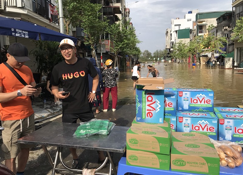 Sẻ chia trong bão lũ giúp người dân vững tâm, ấm lòng