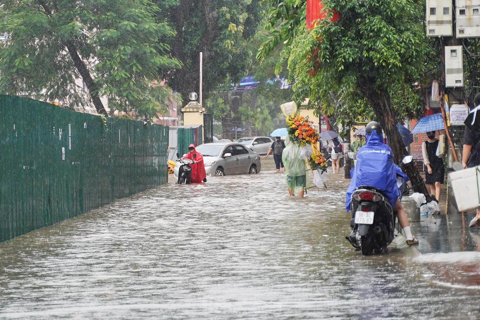 Mưa lớn xuyên đêm, giao thông Hà Nội ùn tắc, lộn xộn 5 giờ sáng- Ảnh 18.