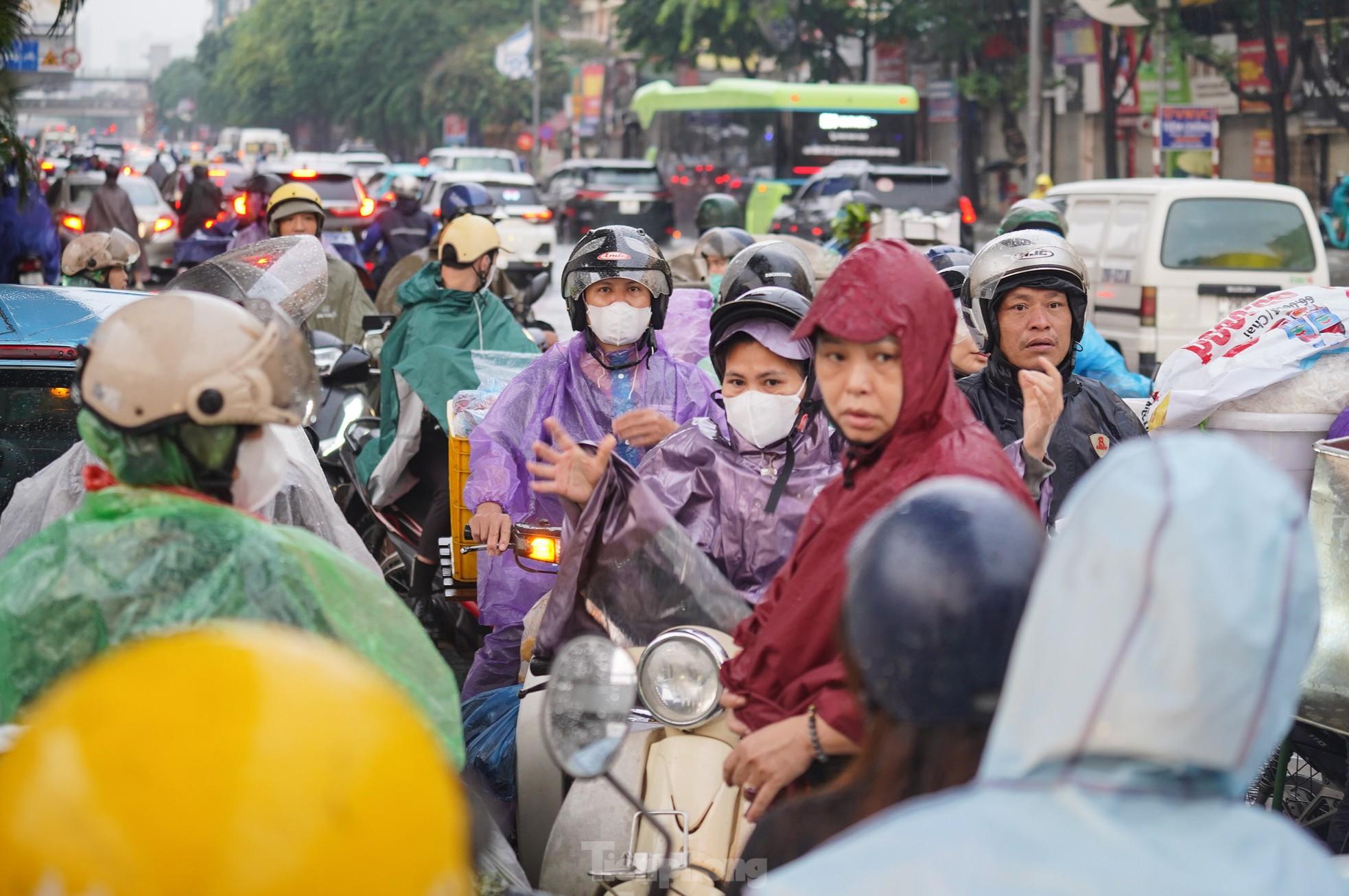 Mưa lớn xuyên đêm, giao thông Hà Nội ùn tắc, lộn xộn 5 giờ sáng- Ảnh 8.