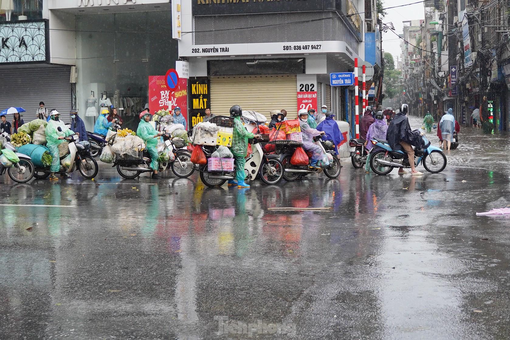 Mưa lớn xuyên đêm, giao thông Hà Nội ùn tắc, lộn xộn 5 giờ sáng- Ảnh 13.