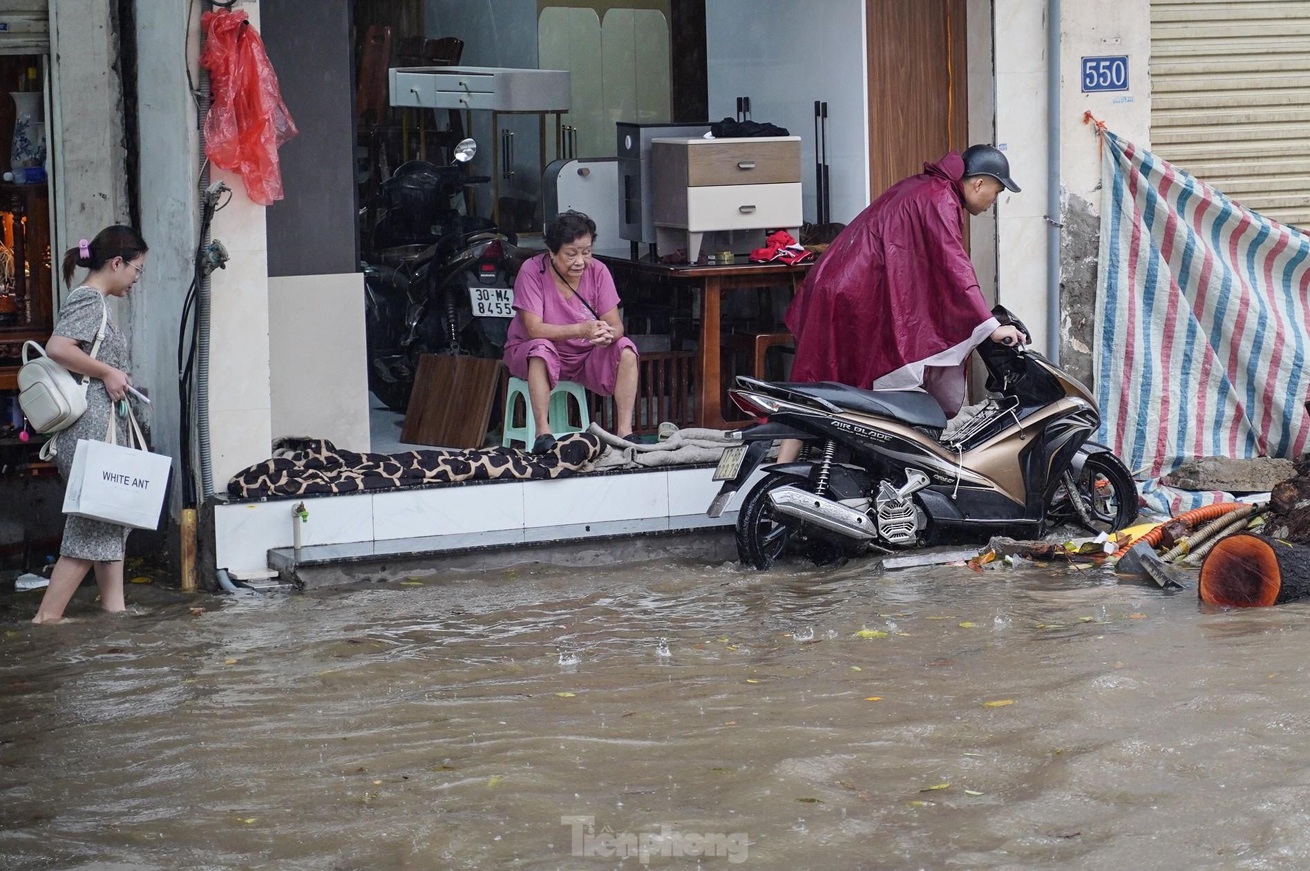 Mưa lớn xuyên đêm, giao thông Hà Nội ùn tắc, lộn xộn 5 giờ sáng- Ảnh 17.