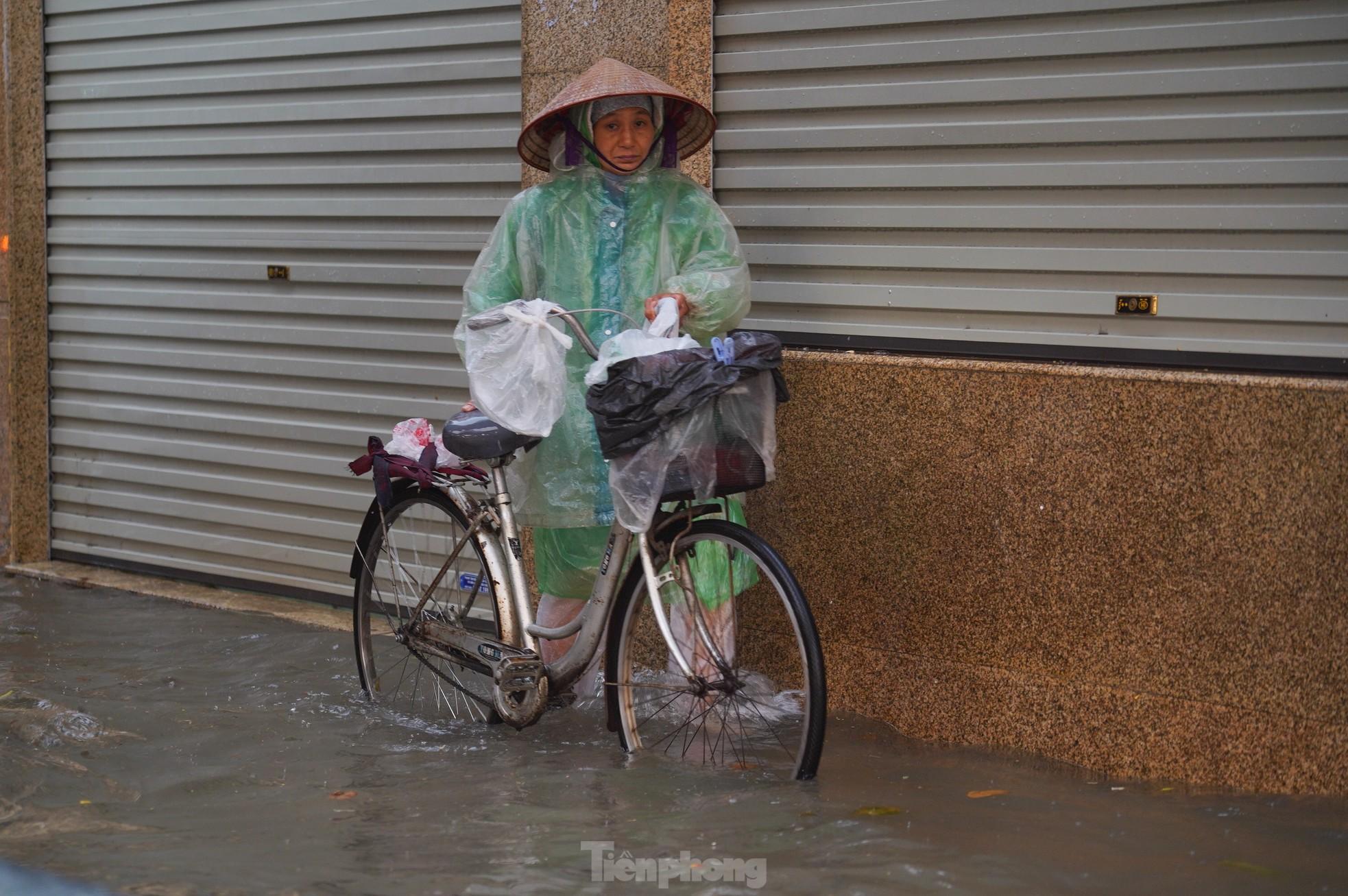 Mưa lớn xuyên đêm, giao thông Hà Nội ùn tắc, lộn xộn 5 giờ sáng- Ảnh 6.