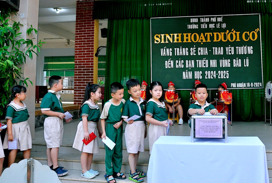 Học sinh các Trường học tại TP Huế quyên góp giúp đồng bào miền Bắc, tính đến ngày 17/9 số tiền đã gần 4 tỷ đồng. (Ảnh: LL)