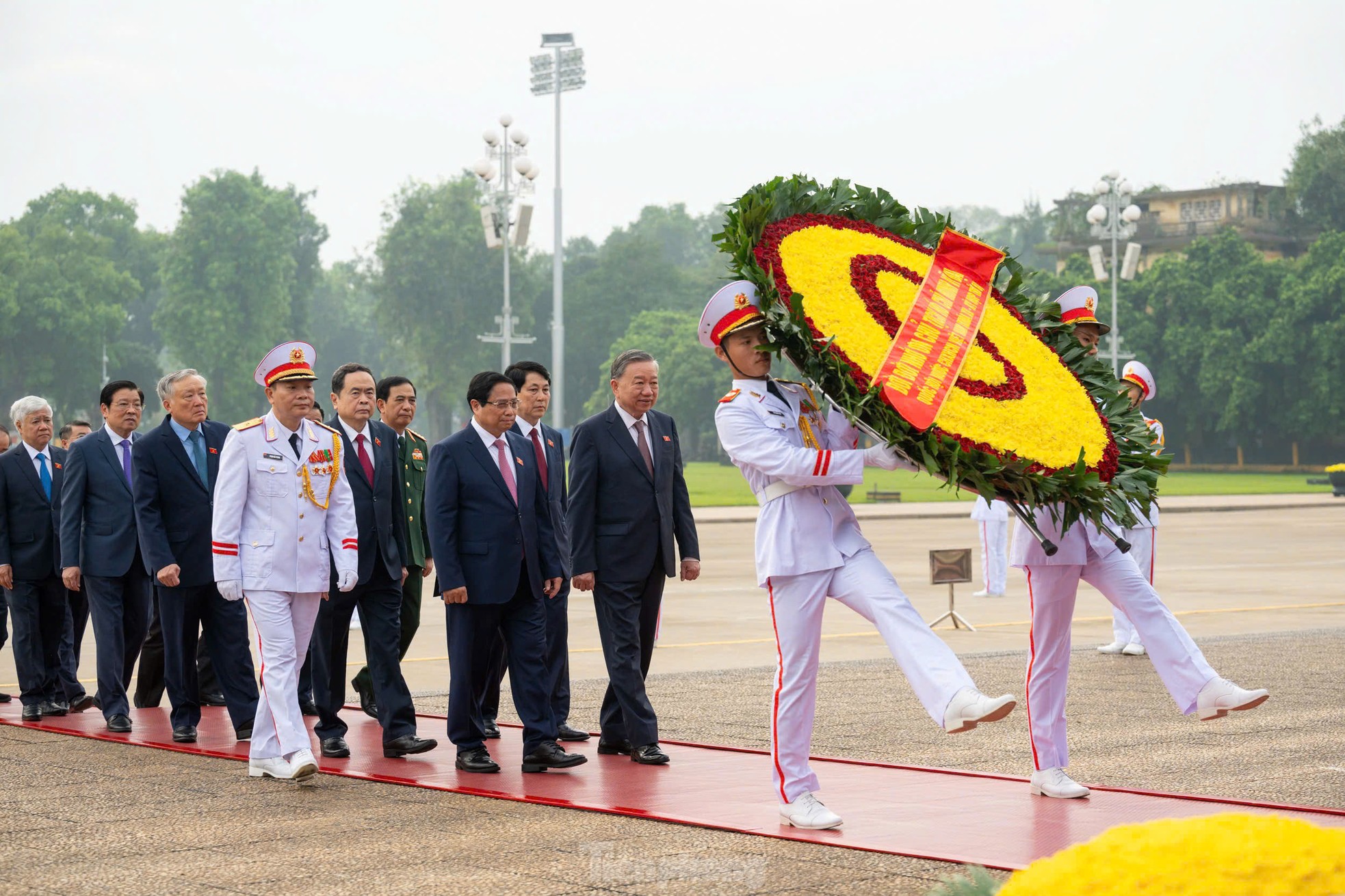 Lãnh đạo Đảng, Nhà nước và các đại biểu Quốc hội vào Lăng viếng Chủ tịch Hồ Chí Minh- Ảnh 1.