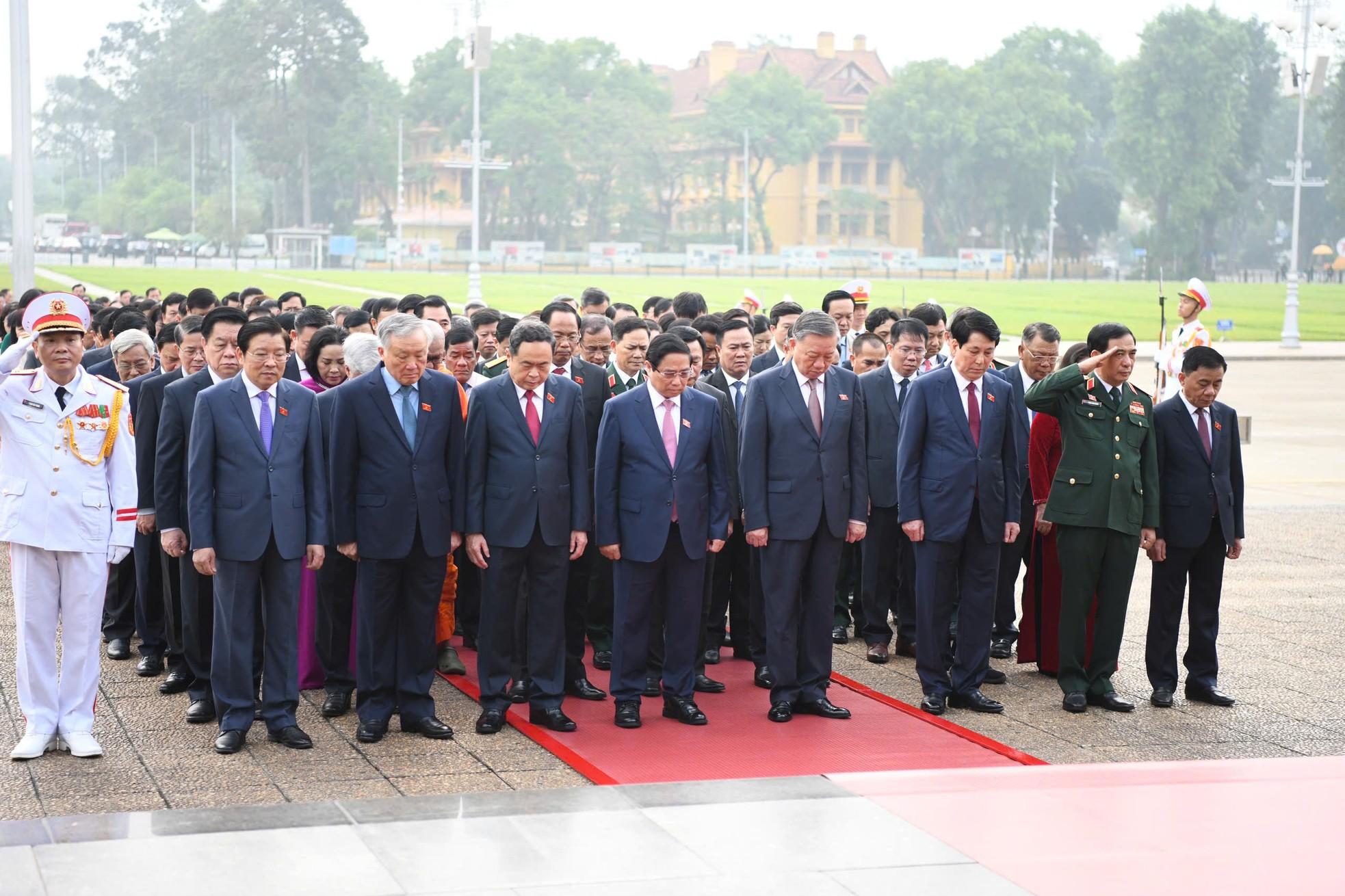 Lãnh đạo Đảng, Nhà nước và các đại biểu Quốc hội vào Lăng viếng Chủ tịch Hồ Chí Minh- Ảnh 2.