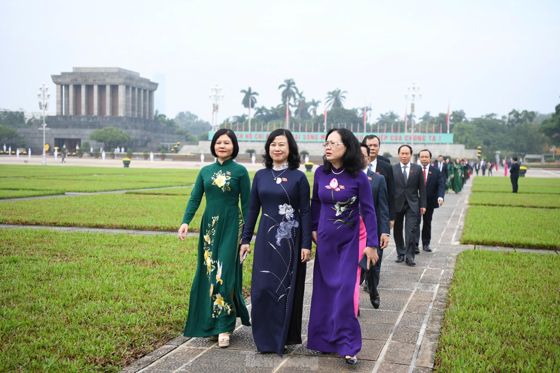 Lãnh đạo Đảng, Nhà nước và các đại biểu Quốc hội vào Lăng viếng Chủ tịch Hồ Chí Minh- Ảnh 8.