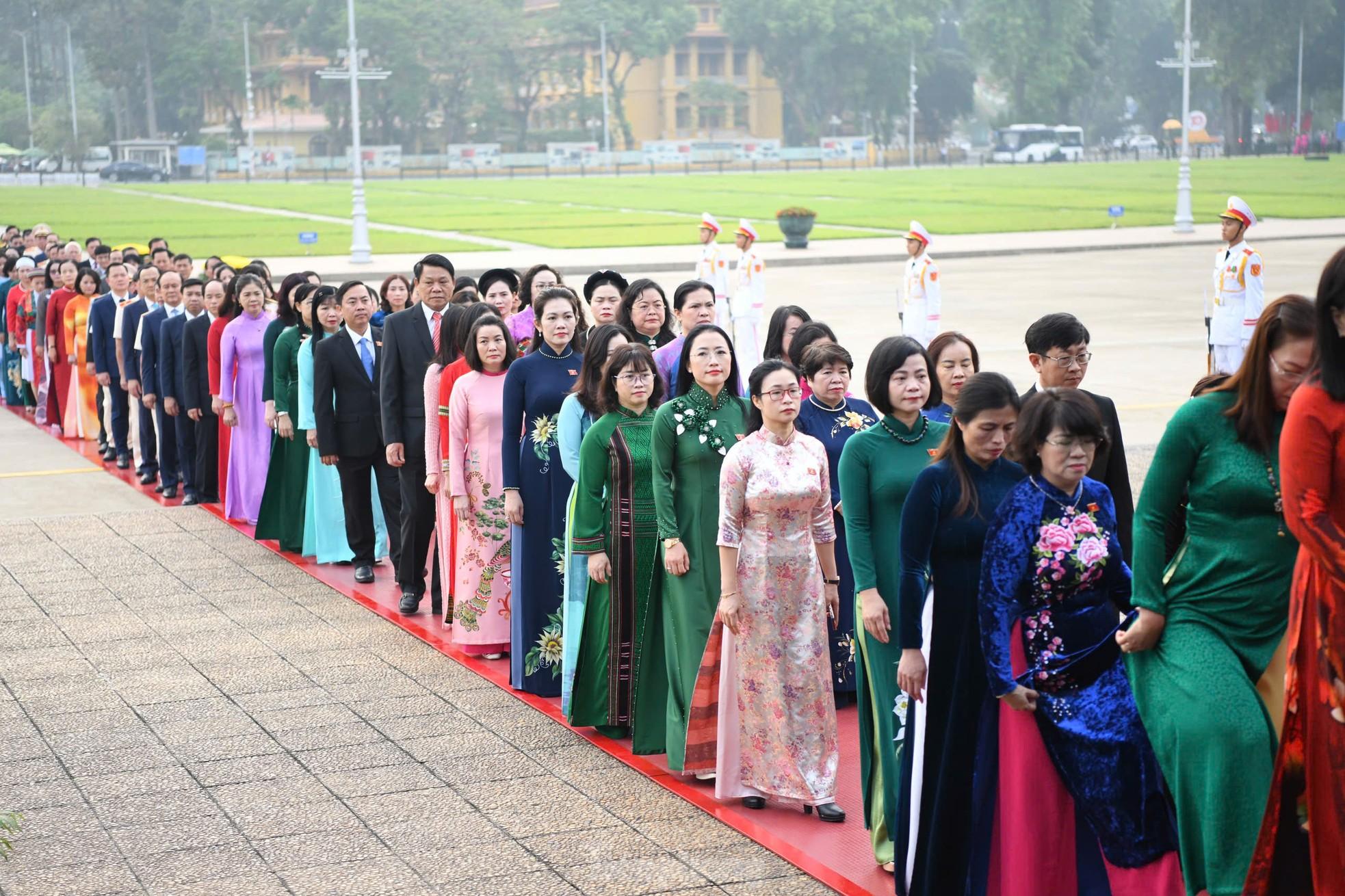 Lãnh đạo Đảng, Nhà nước và các đại biểu Quốc hội vào Lăng viếng Chủ tịch Hồ Chí Minh- Ảnh 4.