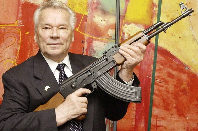 Ông Mikhail Kalashnikov với khẩu AK-47 huyền thoại.