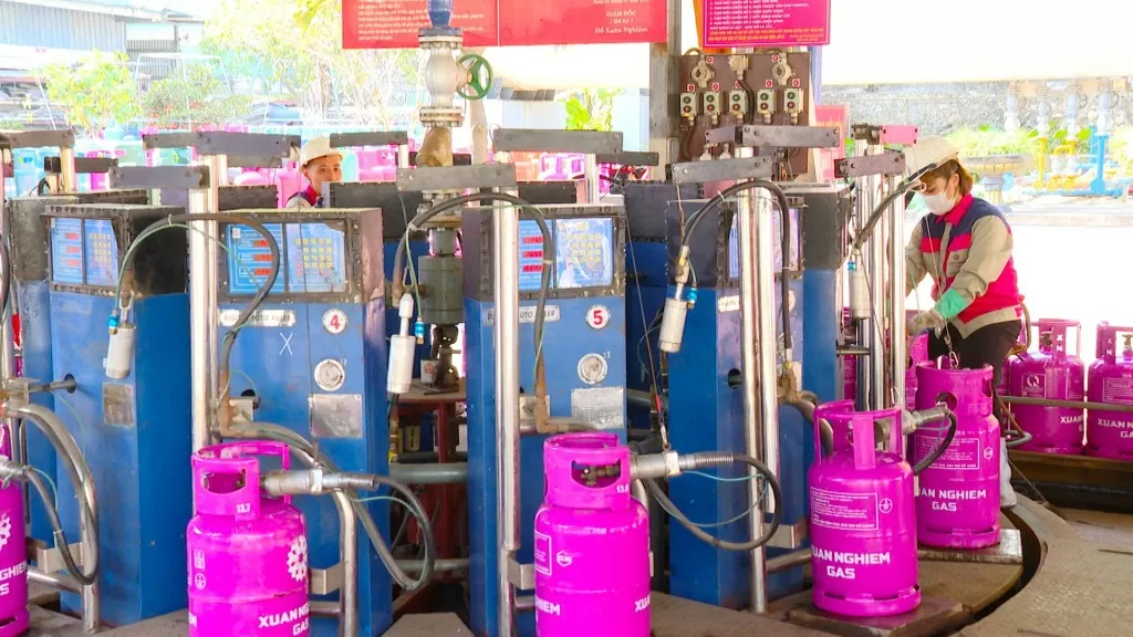 Dây chuyền chiết nạp gas tự động của Công ty Xuân Nghiêm hoạt động hết công suất dịp cuối năm - Ảnh: Việt Hưng