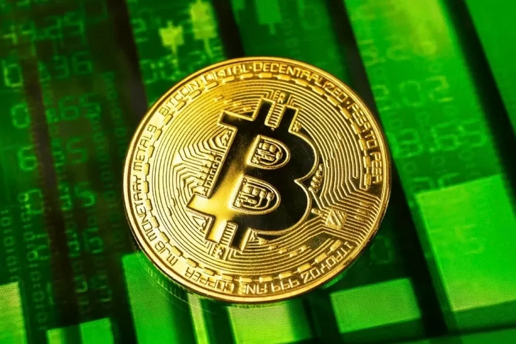 Đồng tiền điện tử Bitcoin lần đầu tiên cán mức trên 100.000 USD/BTC. Ảnh: Reuters