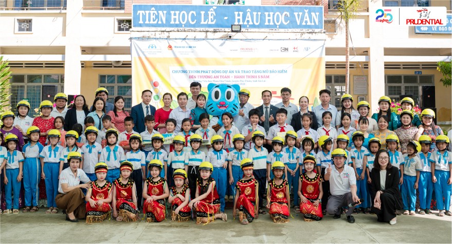 Thầy cô và các em học sinh trường Tiểu học Phan Chu Trinh, tỉnh Gia Lai tham dự chương trình