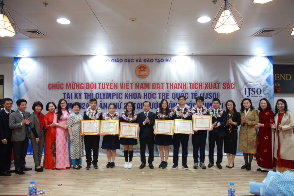 Lãnh đạo Sở GD&ĐT Hà Nội đón học sinh thi Olympic quốc tế IJSO