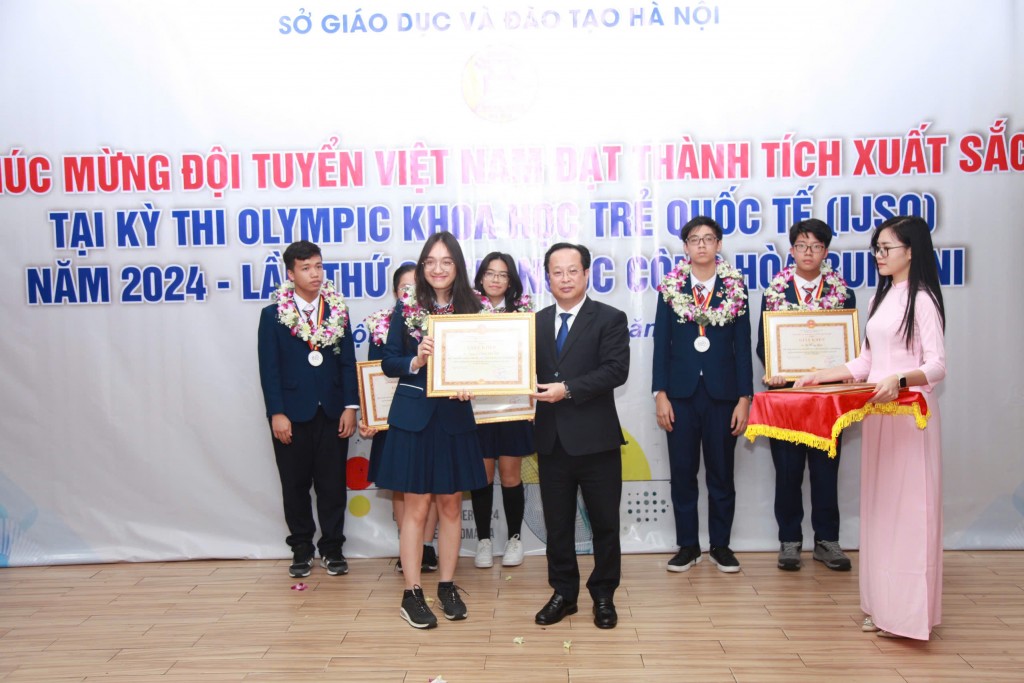 Lãnh đạo Sở GD&ĐT Hà Nội đón học sinh thi Olympic quốc tế IJSO