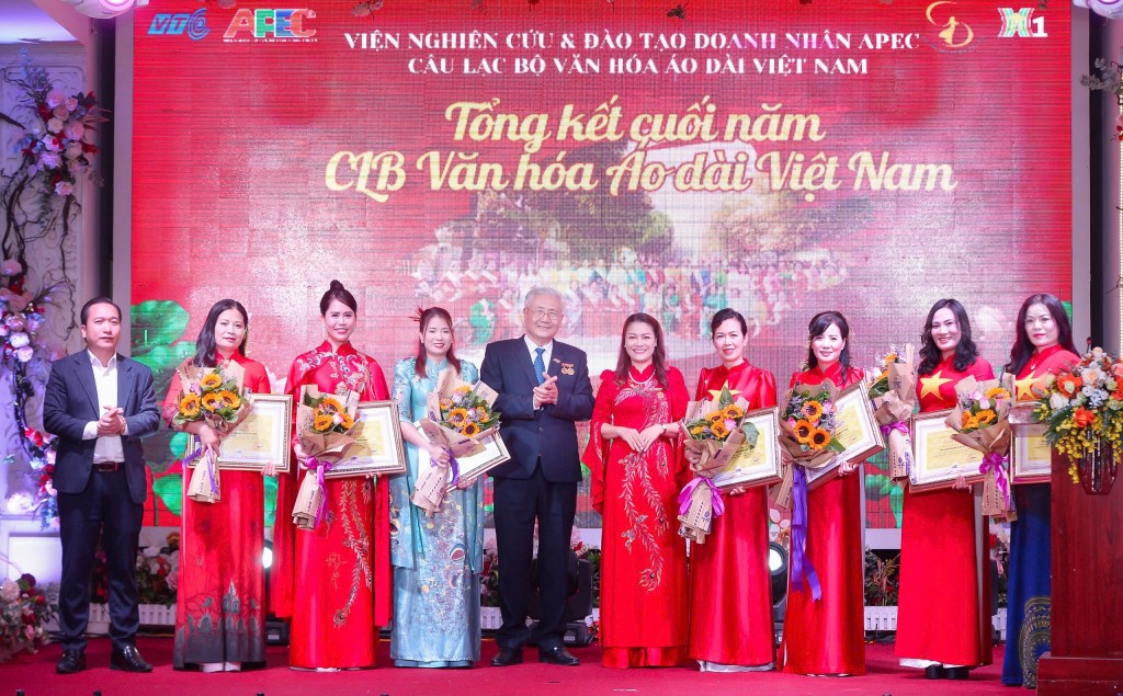 Lãnh đạo Viện Doanh nhân APEC trao giấy khen tới các thành viên xuất sắc của CLB