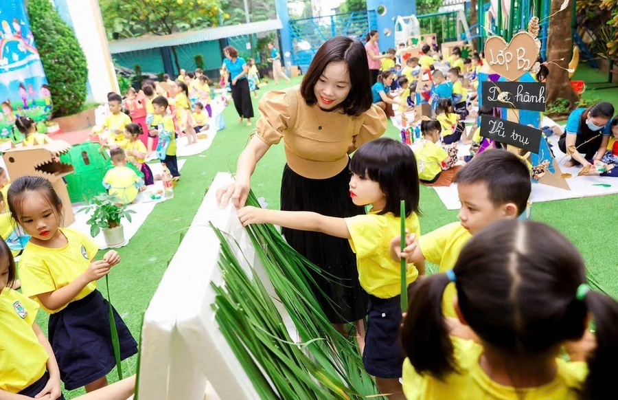 Cô Nguyễn Thị Mai Vân và trẻ cùng khám phá môi trường thú vị bên ngoài không gian lớp học. Ảnh: TG