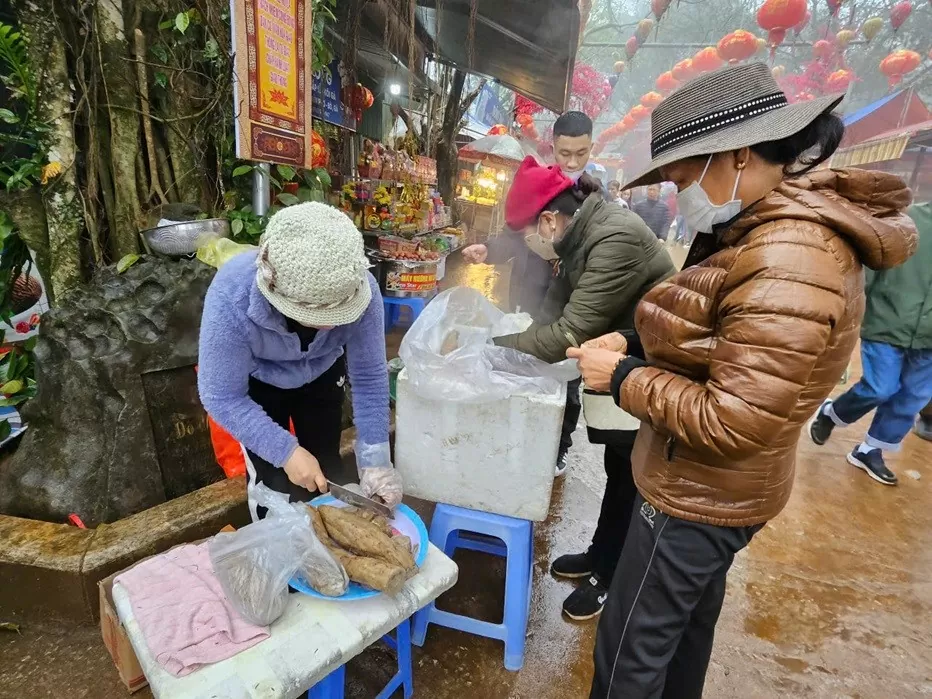 Hàng nghìn du khách đổ về Am Tiên ngày “mở cổng trời”