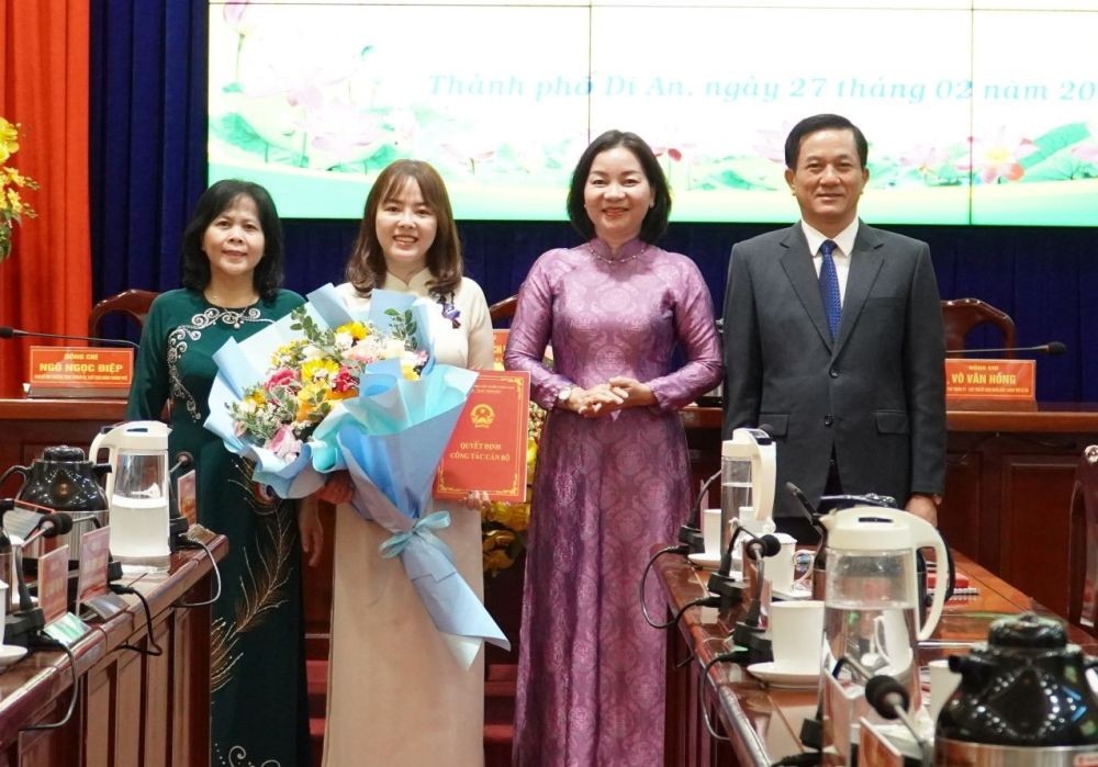 Lãnh đạo Thành ủy trao quyết định thành lập Phòng Văn hóa - Khoa học và thông tin, quyết định bổ nhiệm cán bộ (Ảnh: Đỗ Trọng)