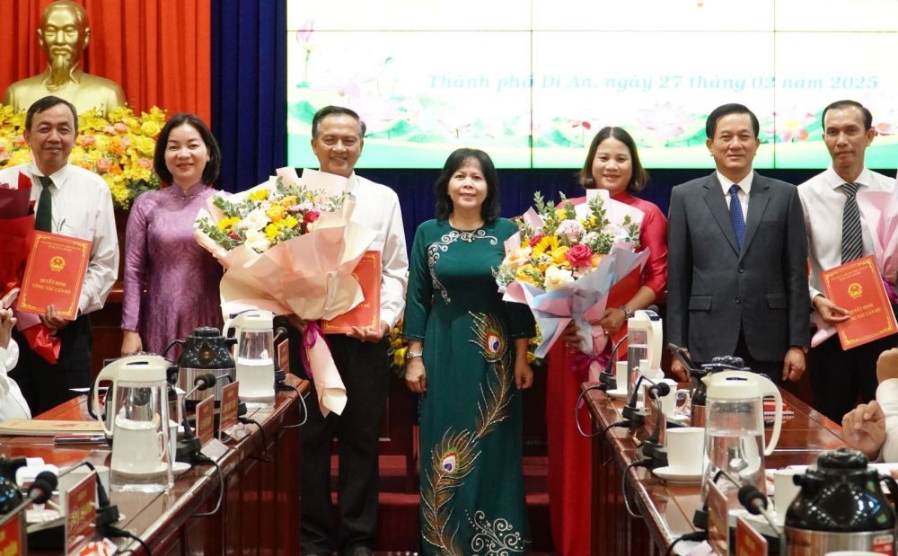Lãnh đạo TP.Dĩ An trao quyết định thành lập Phòng nội vụ, quyết định bổ nhiệm cán bộ (Ảnh: Đỗ Trọng)